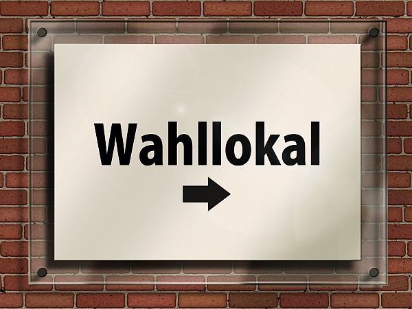 Schild eines Wahllokals